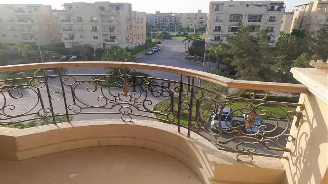شقة للإيجار بمساحة 350 متر مربع في الطابق الرابع