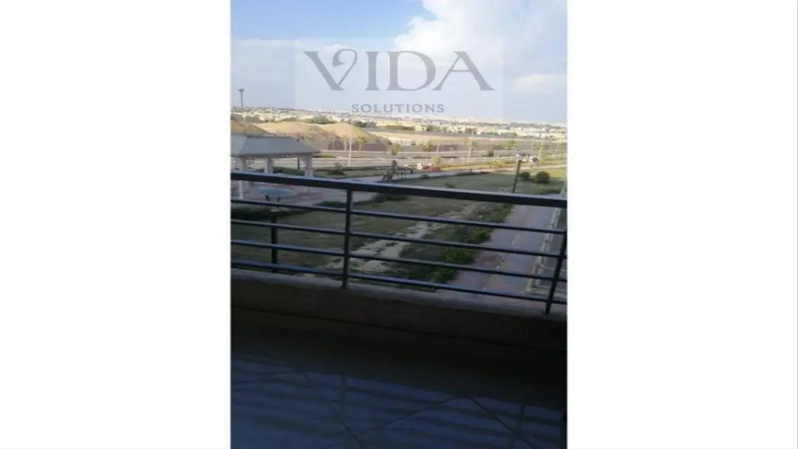 شقة فاخرة مع شرفة وحديقة خاصة للبيع