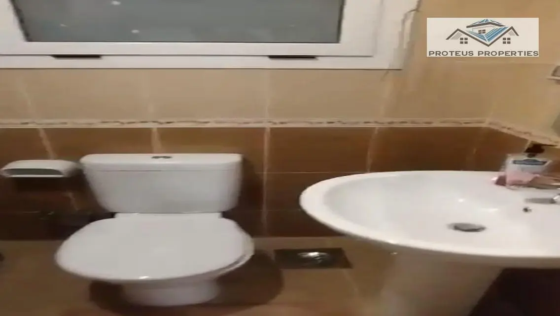 شقة مميزة في قلب المدينة بمساحة واسعة