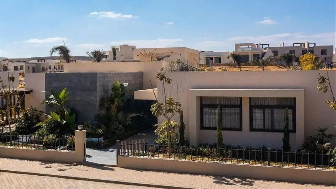 فيلا فاخرة مع حديقة ومسبح مشترك للبيع