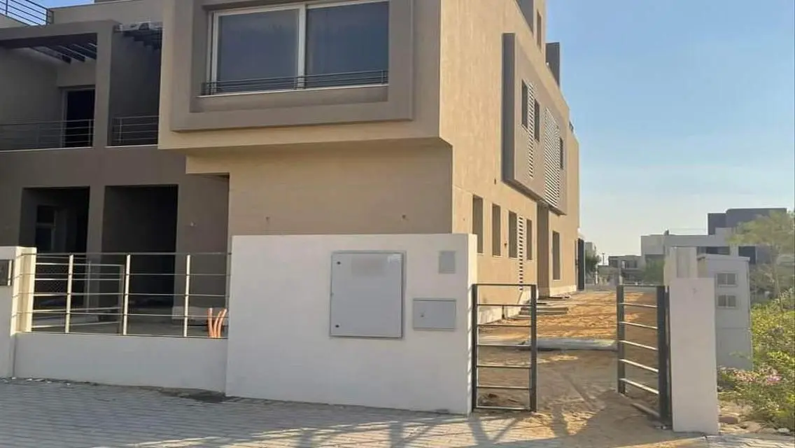 Luxury Villa for Sale with Spacious Grounds and Water Views
