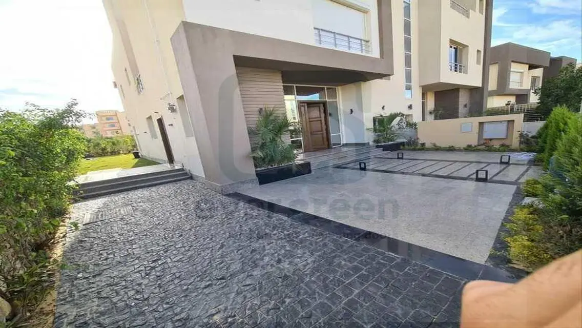 فيلا فاخرة للبيع بمساحة واسعة وحديقة خاصة