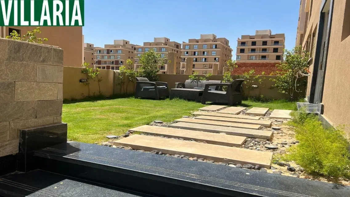 شقة فاخرة بمساحة شاسعة مع حديقة خاصة ومسبح مشترك
