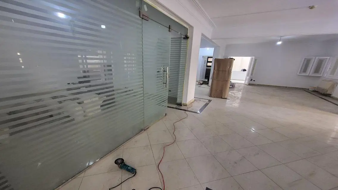 فيلا مستقلة مع حديقة كبيرة للإيجار في موقع ممتاز