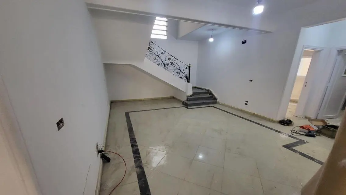 فيلا مستقلة مع حديقة كبيرة للإيجار في موقع ممتاز