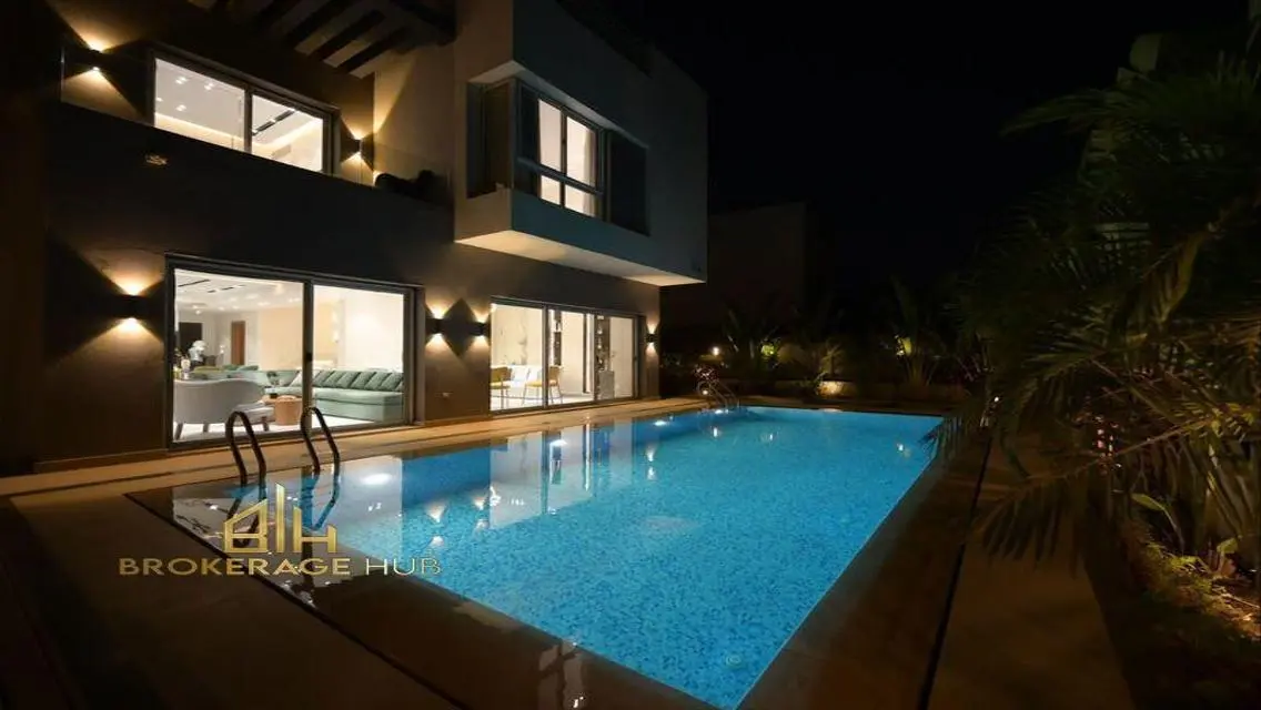 Luxury Villa 600 sqm with Private Heated Pool for Daily or Monthly Rental