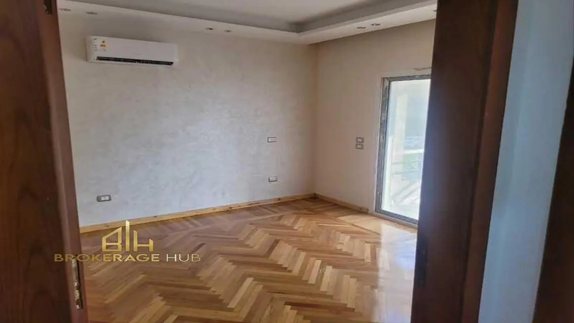 شقة فاخرة بأرضية أولى في كمبوند ذا سكوير