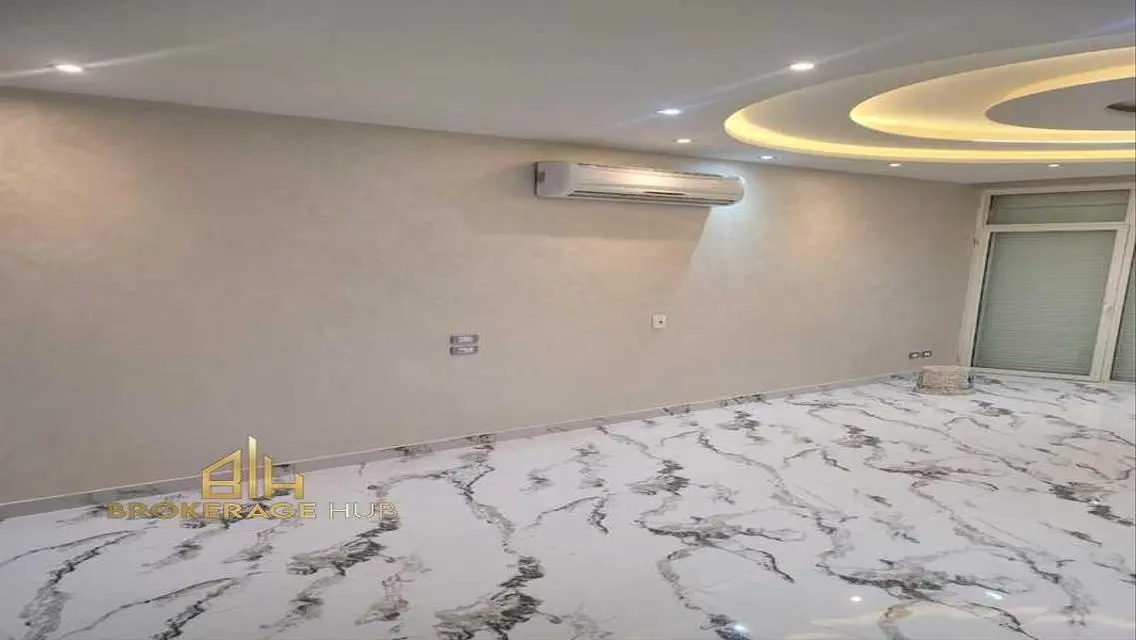 شقة فاخرة بأرضية أولى في كمبوند ذا سكوير