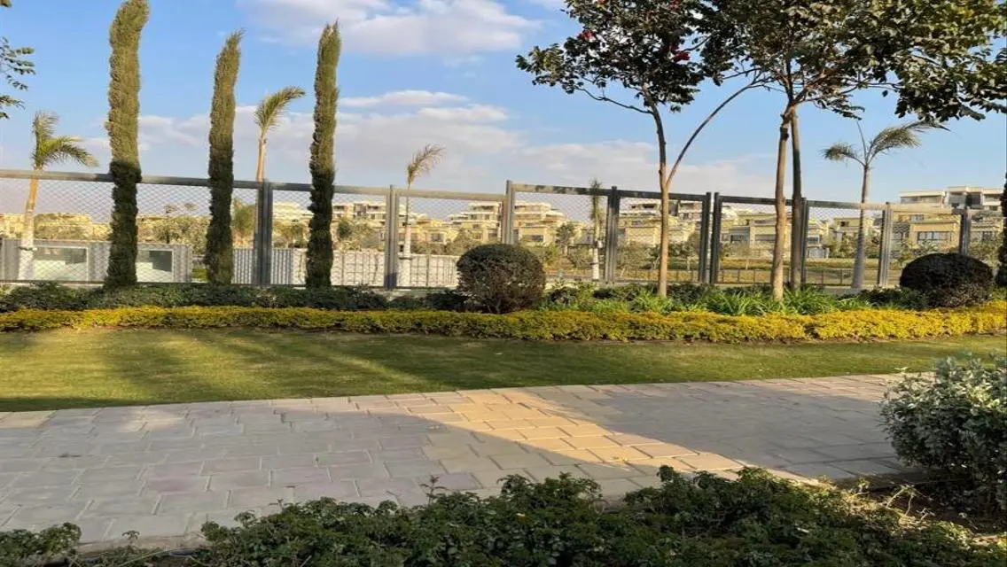 شقة فاخرة بمسبح خاص وحديقة مطلة على البحيرات
