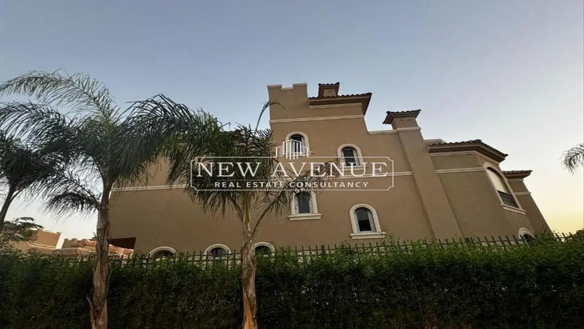 Luxury House with Private Garden and Balcony