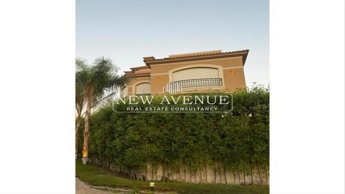 Luxury House with Private Garden and Balcony