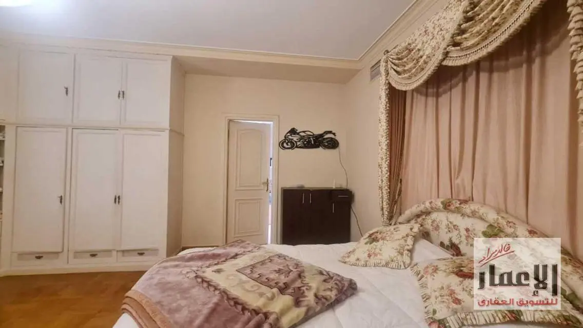 فيلا فاخرة للبيع بمساحة واسعة ومرافق مميزة