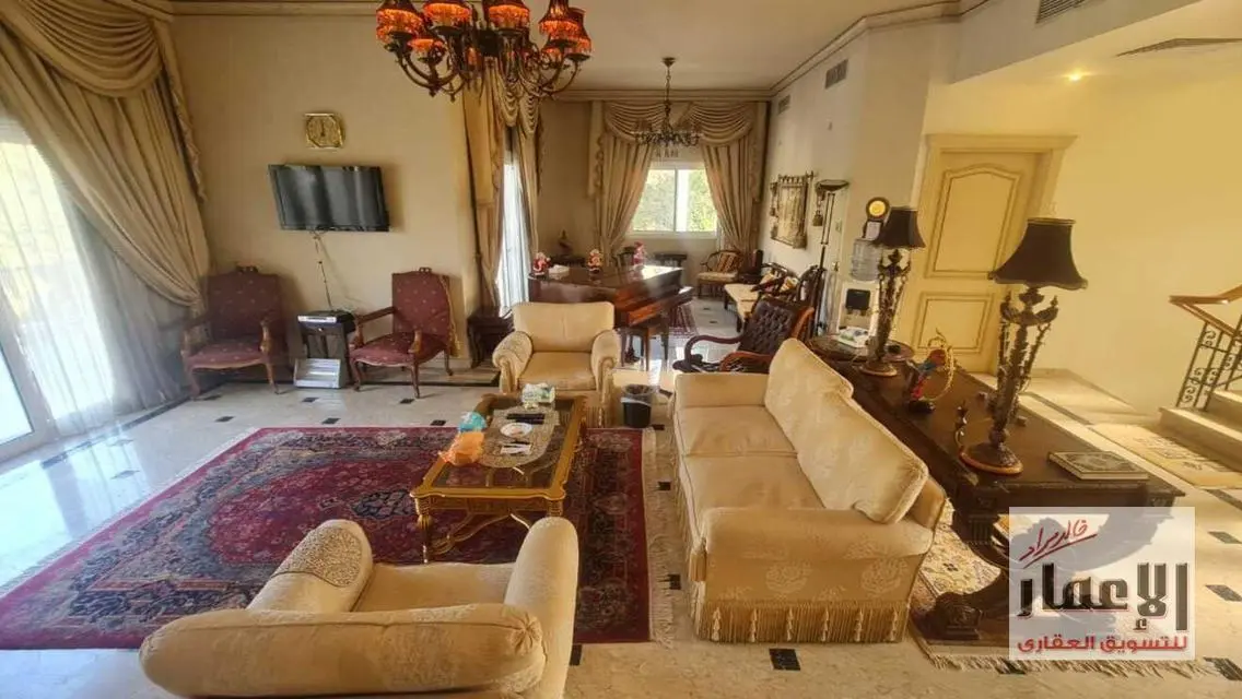 فيلا فاخرة للبيع بمساحة واسعة ومرافق مميزة