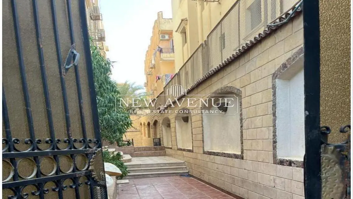 فيلا فاخرة للبيع بمساحة واسعة وإطلالة خلابة