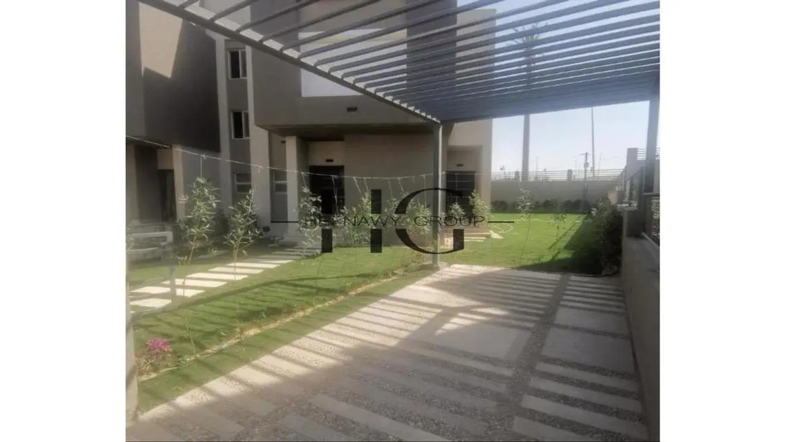فيلا مميزة مع حديقة خاصة ونادي صحي في موقع رائع