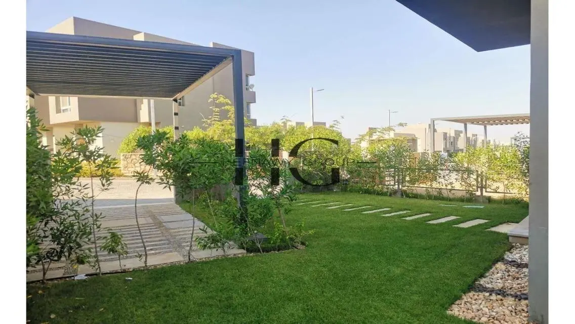 فيلا مميزة مع حديقة خاصة ونادي صحي في موقع رائع