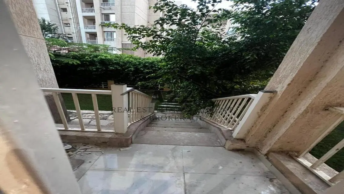شقة فاخرة للبيع بحي هادئ