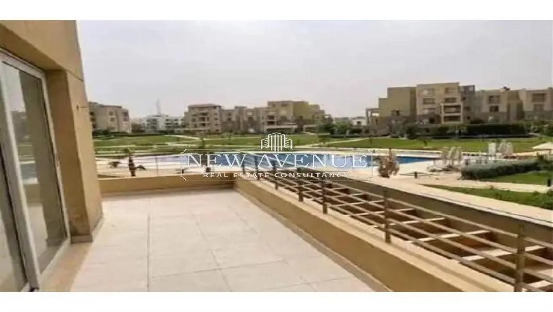 فيلا فاخرة للبيع مع حديقة ومسبح خاص