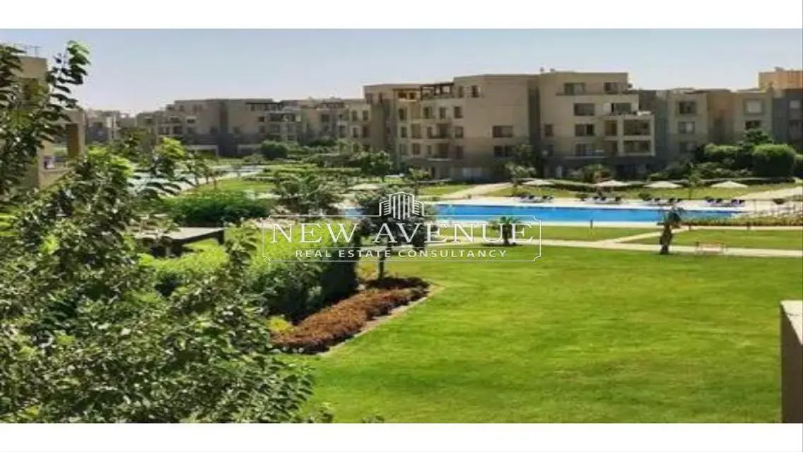 فيلا فاخرة للبيع مع حديقة ومسبح خاص
