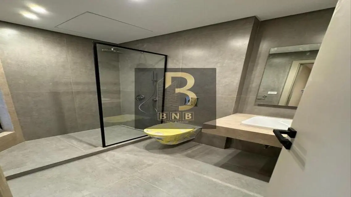 منزل فاخر مع مسبح وحديقة خاصة للبيع