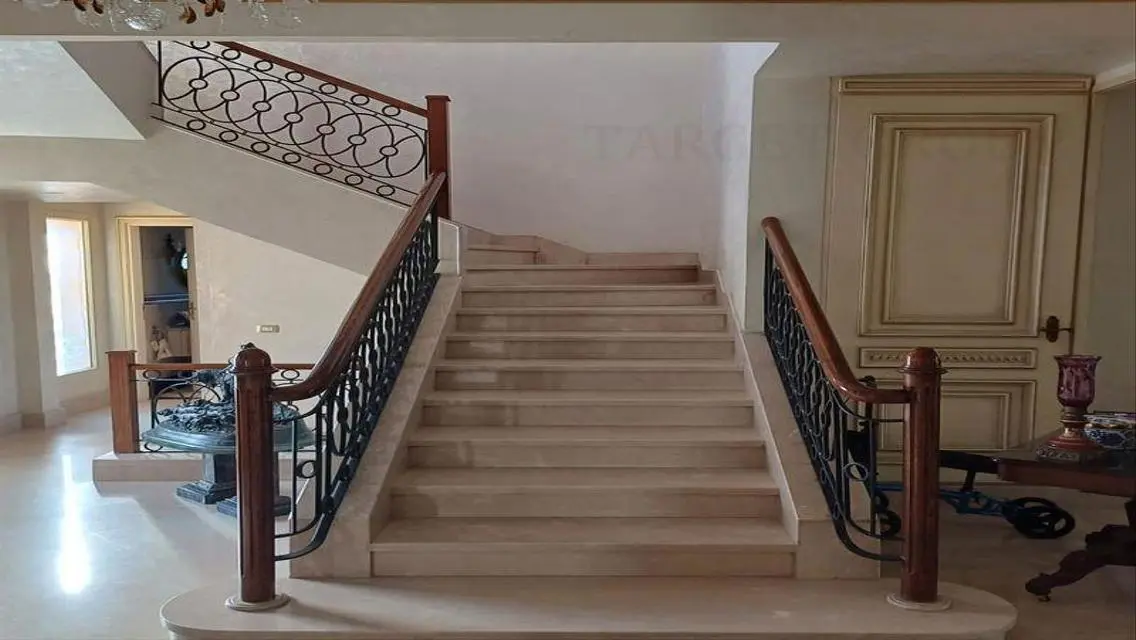فيلا فاخرة للبيع مع حديقة ومسبح خاص