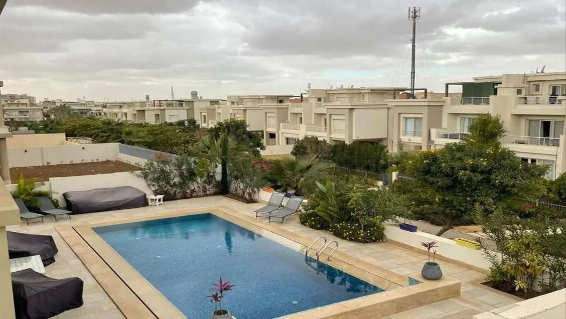 عقار فخم 3 غرف نوم مع مسبح خاص وحديقة
