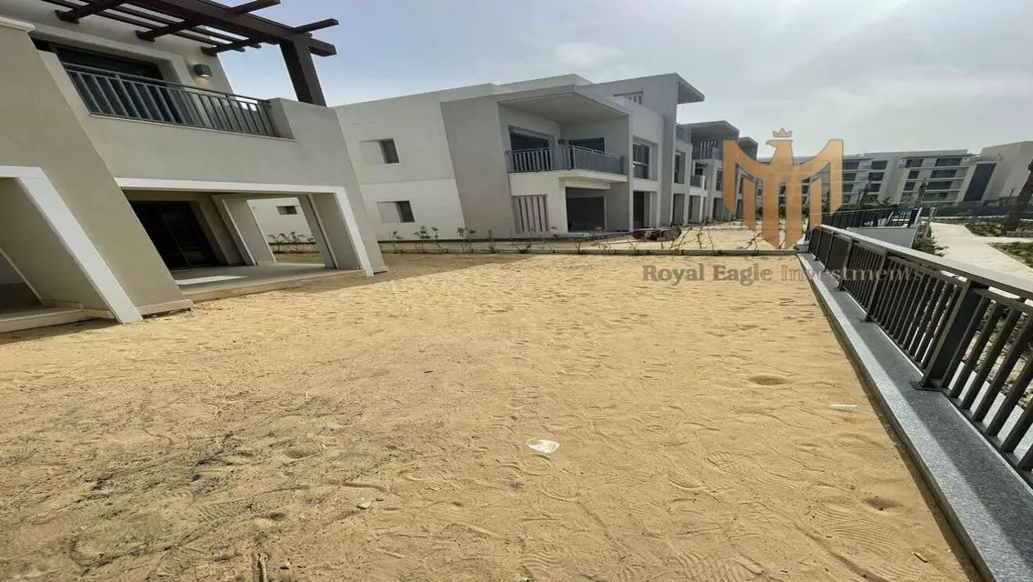 شقة فاخرة بمساحة واسعة للبيع