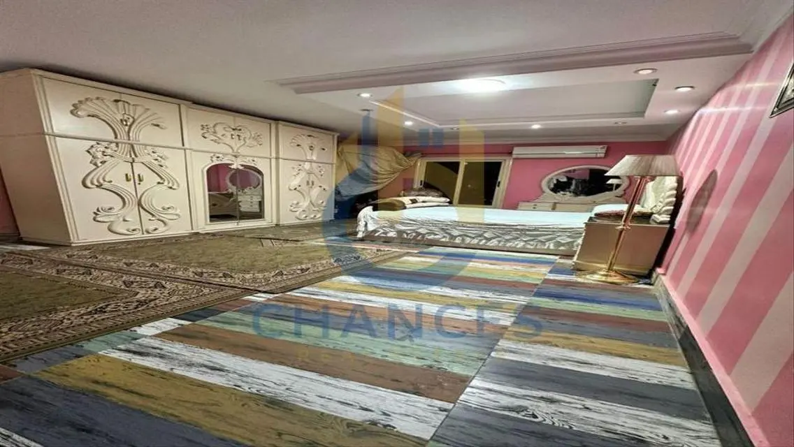 شقة فاخرة للبيع مع شرفة في قلب المدينة