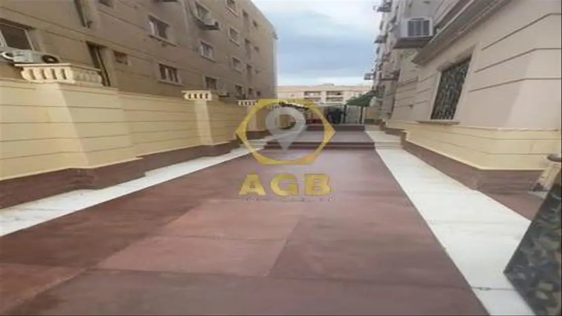 Luxurious Apartment in a Prime Location Near Shopping Centers