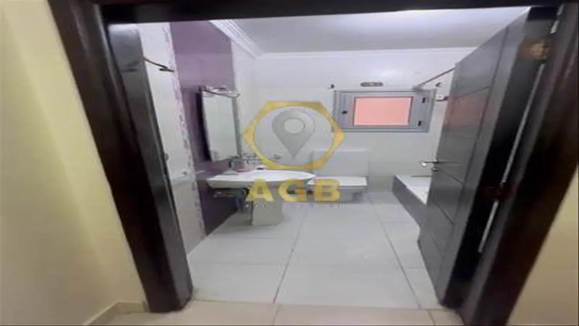 Luxurious Apartment in a Prime Location Near Shopping Centers