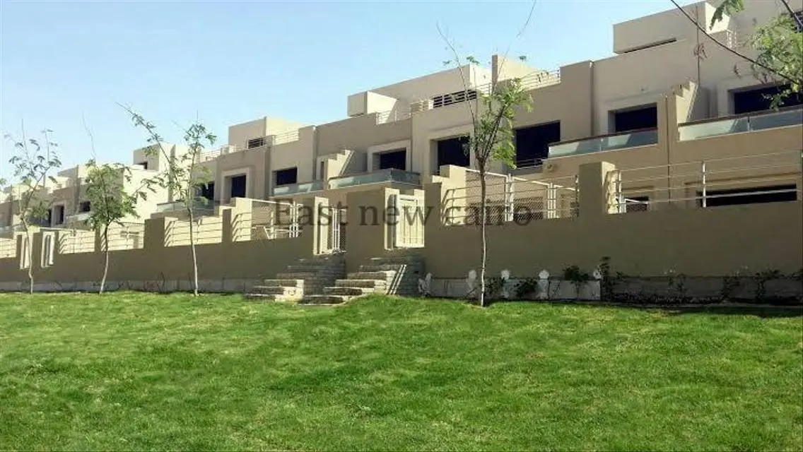 فيلا فاخرة بمساحة 1200 متر للبيع