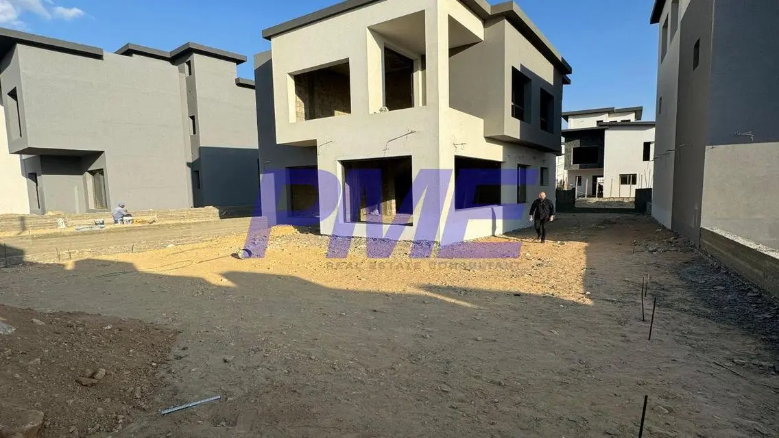 Luxury Villa with Private Balcony and Garden