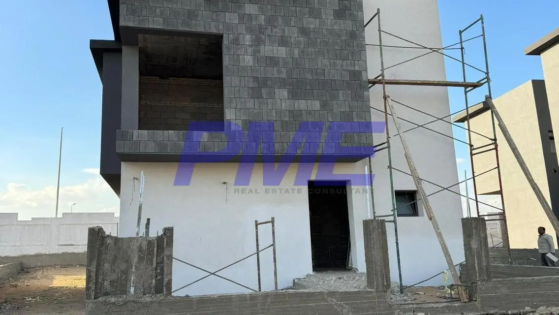 Luxury Villa with Private Balcony and Garden