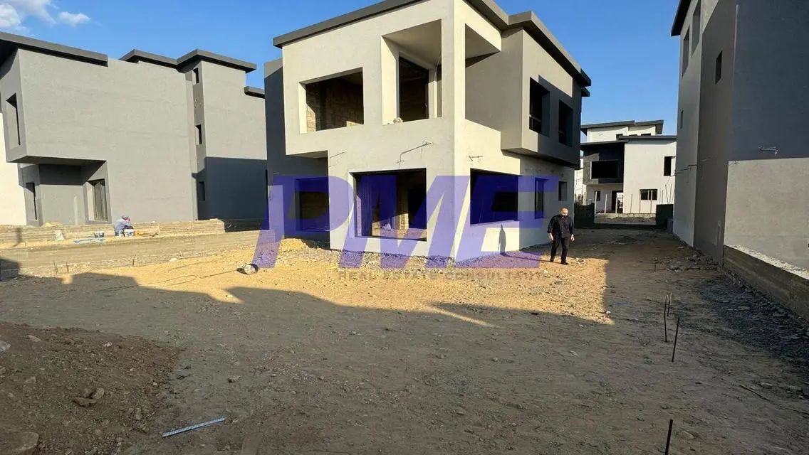 Luxury Villa with Private Balcony and Garden