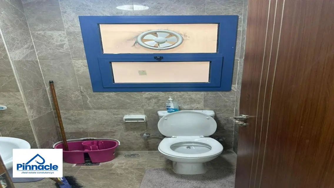شقة مميزة 3 غرف نوم و2 حمام مع شرفة ومسبح مشترك