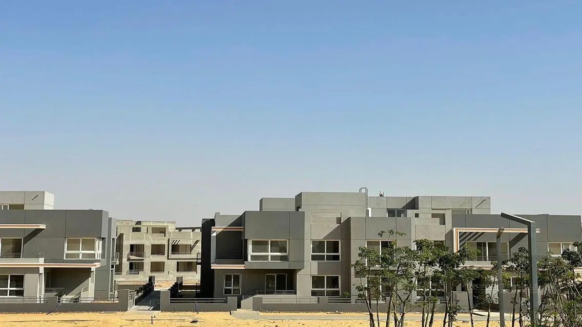 شقة فاخرة للبيع مع حديقة خاصة ومسبح مشترك