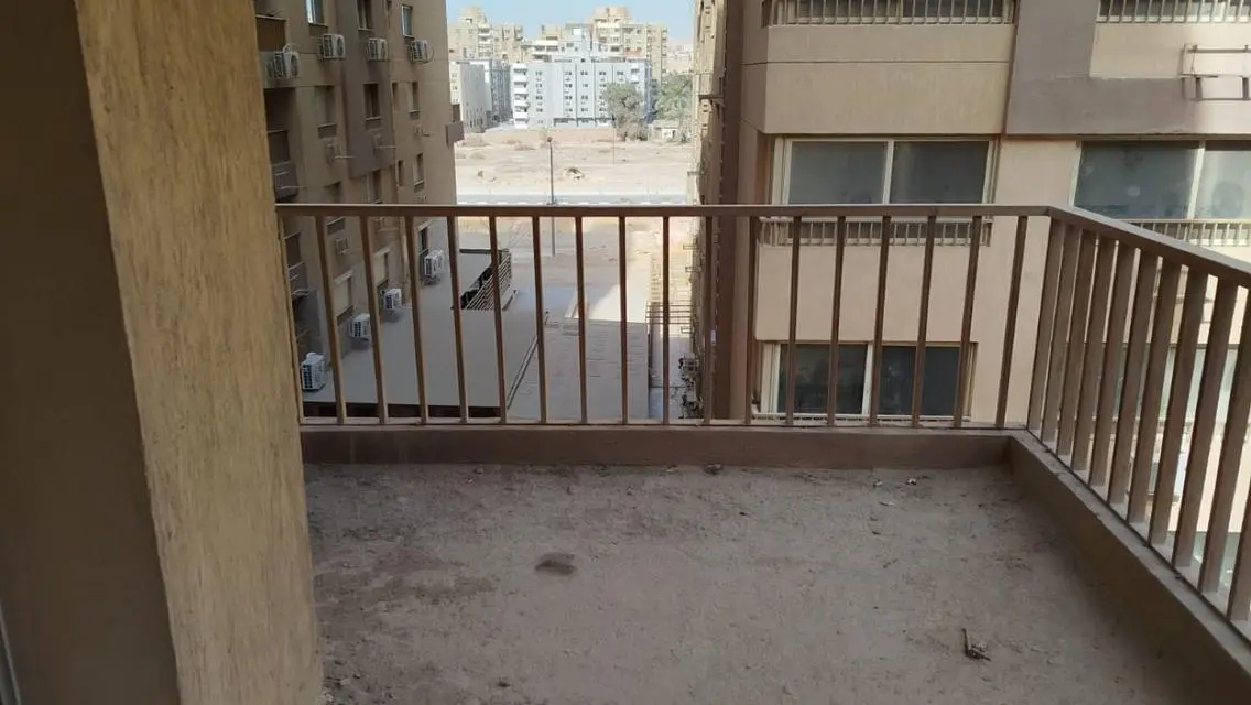 شقة مميزة 185 متر مع شرفة وخصائص أمنية