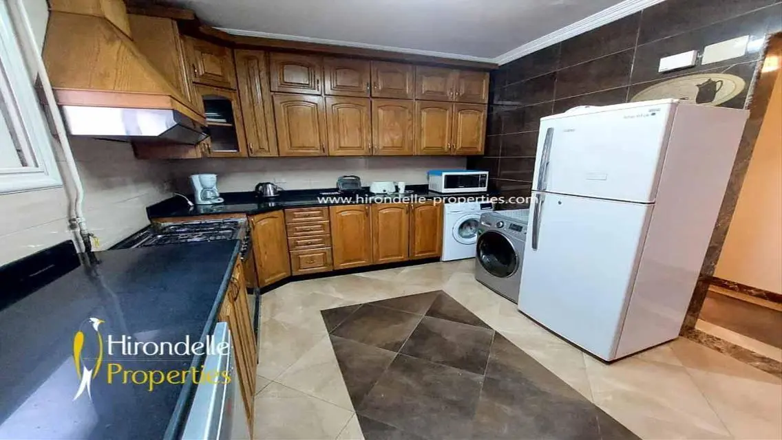 شقة فاخرة للبيع بتجهيزات حديثة وإطلالة مميزة