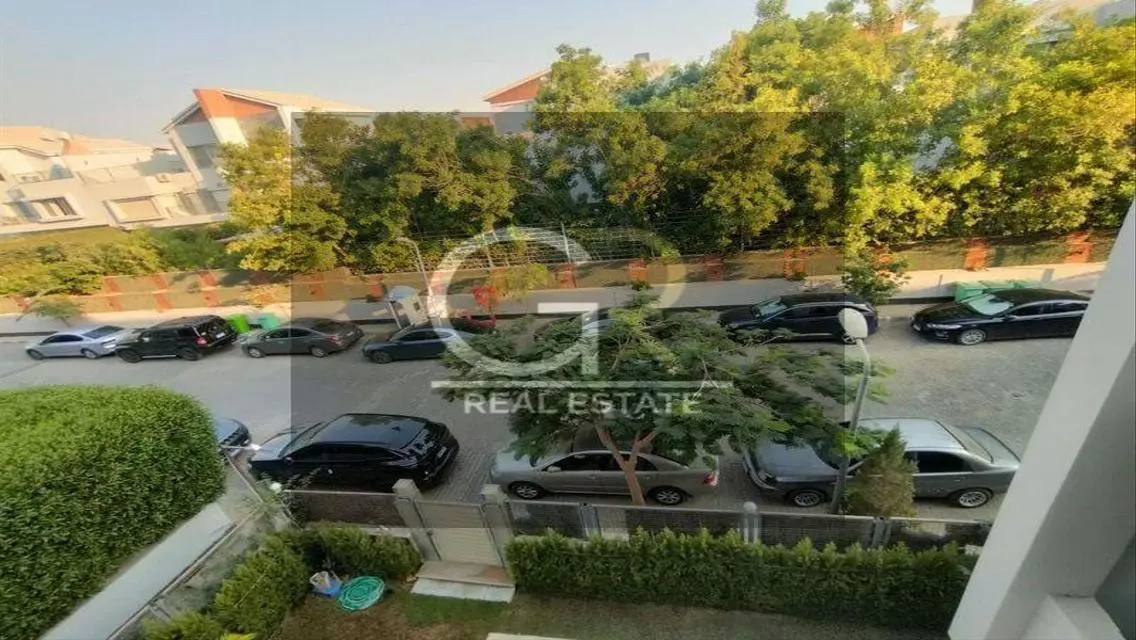 شقة فاخرة للإيجار بمساحة واسعة في قلب المدينة