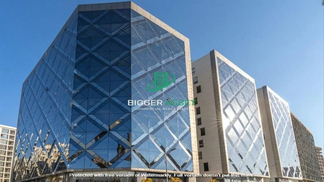 عقار متميز بمساحة 5000 متر مع وسائل راحة فاخرة
