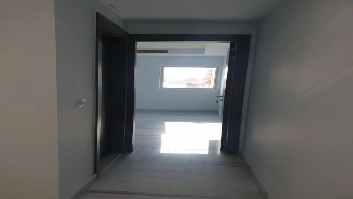 شقة للبيع بمساحة واسعة ومرافق ممتازة