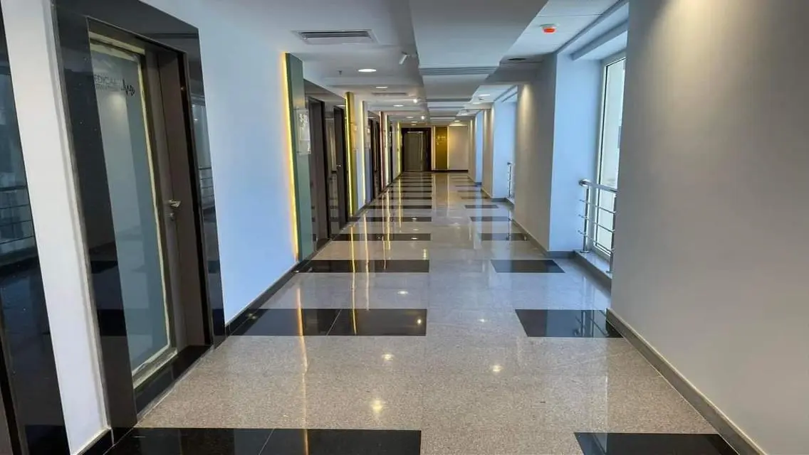 شقة للبيع بمساحة واسعة ومرافق ممتازة