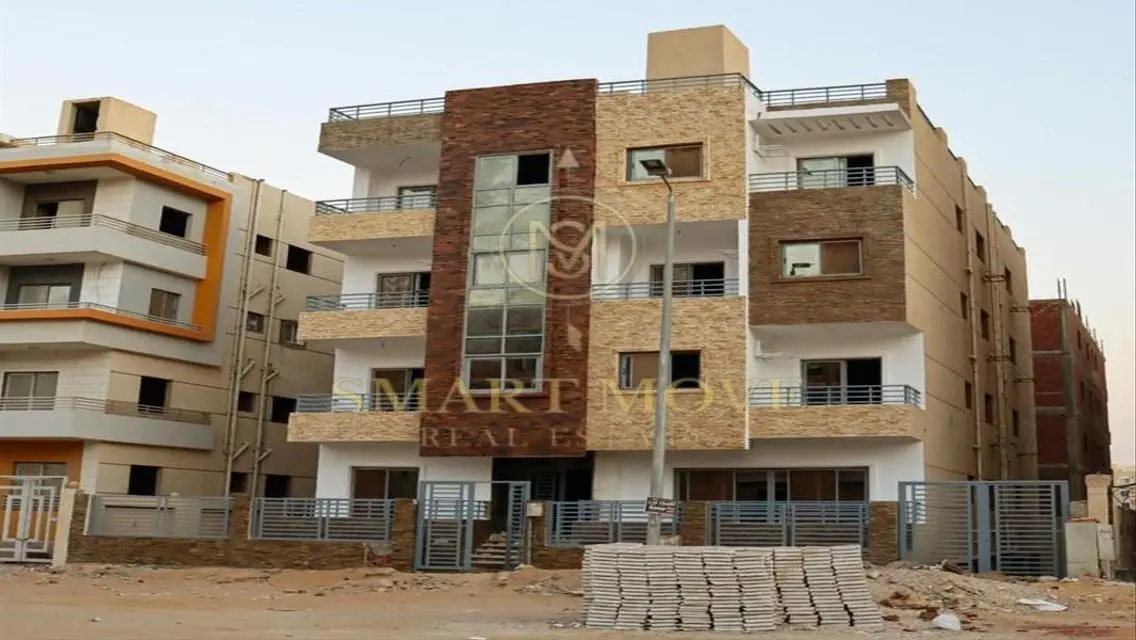 فيلا فاخرة للبيع مع شرفة وحديقة خاصة