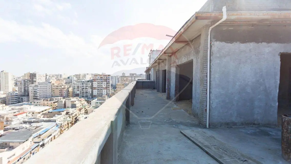 فيلا فاخرة بمساحة 650 متر بإطلالة على البحيرات