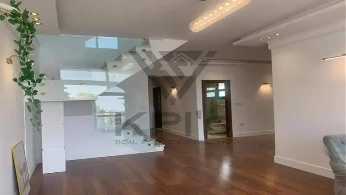 Luxury Apartment with Spacious Layout in Mountain View 4