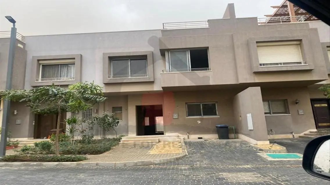 فيلا فاخرة مكونة من 3 غرف مع حديقة خاصة في موقع متميز