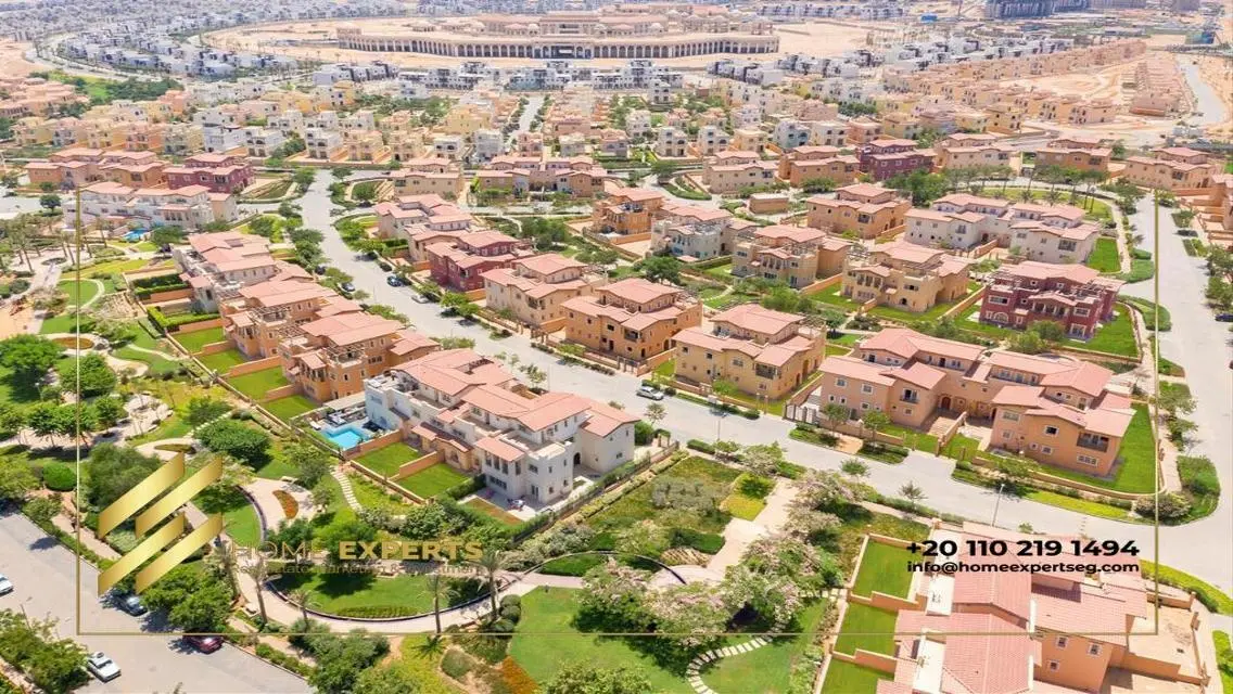 فيلا فاخرة للبيع مع مسبح خاص وإطلالة رائعة