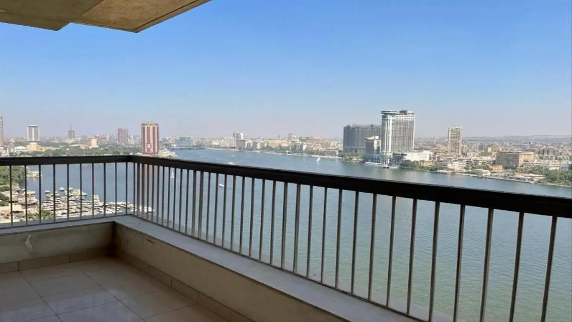 فيلا فاخرة تطل على بحيرات
