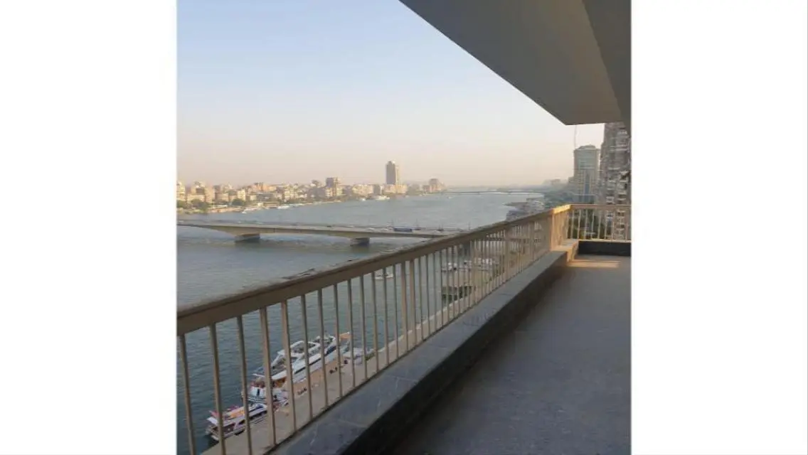 فيلا فاخرة تطل على بحيرات