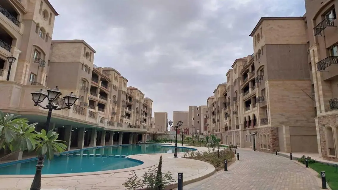 شقة فاخرة للبيع تطل على بحيرات
